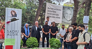 Kerem Alışık, annesi Çolpan İlhan’ı 89. doğum gününde mezarı başında andı