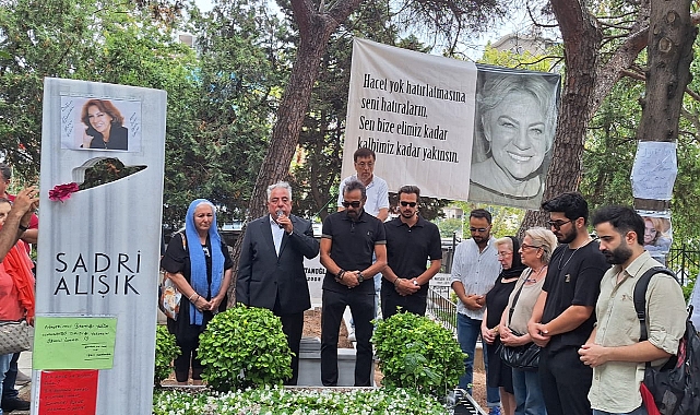 Kerem Alışık, annesi Çolpan İlhan’ı 89. doğum gününde mezarı başında andı