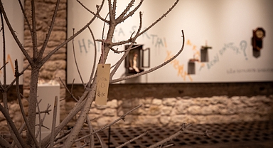 Kırık parçalardan yeni benliklere: Deniz Doğruyol'un yeni sergisi Baruthane'de açıldı