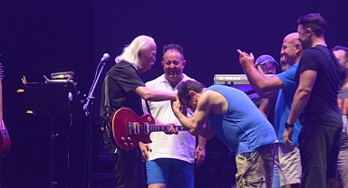 Trakya Müzik Festivali’nde Cahit Berkay’a sahnede anlamlı saygı duruşu