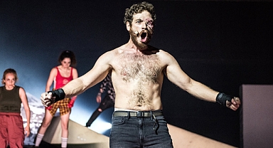 Yurt dışı yasağı engel olamadı: Cem Yiğit Üzümoğlu'nun Köpekler oyunu İstanbul'a geliyor