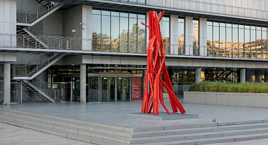 Bettina Pousttchi’nin Dikey Otoyollar V02 heykeli İstanbul Modern’de