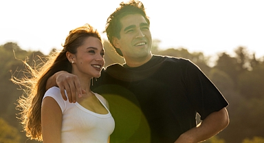 Mert Ramazan Demir ve Miray Daner'li Bize Bi’şey Olmaz dizisinden ilk kare yayınlandı