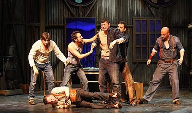 John Steinbeck'in Fareler ve İnsanlar'ı yeniden sahnede