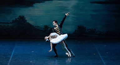 Odette ve Siegfried’in hikayesi yeniden hayat buldu: Kuğu Gölü sahnede
