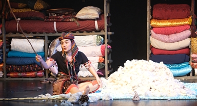 Özge Arslan’ın Nokta oyunu kadınların gerçek hikâyelerini sahneye taşıyor