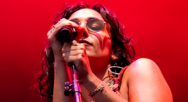 Sedef Sebüktekin’den yeni tekli: Ah Yoluna!