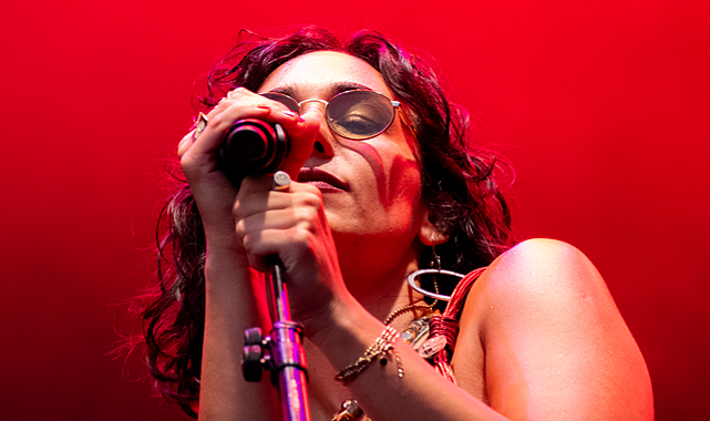 Sedef Sebüktekin’den yeni tekli: Ah Yoluna!