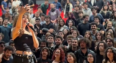 Sena Şener'den üniversite öğrencilerine sürpriz