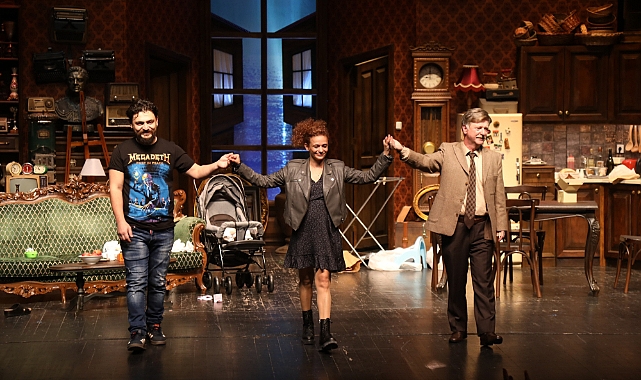 Kahvaltıya Kalsana oyunu sahnede