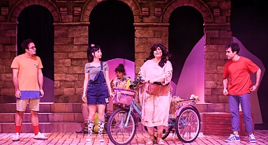 Pat Pat Patara son iki oyunla sahnede