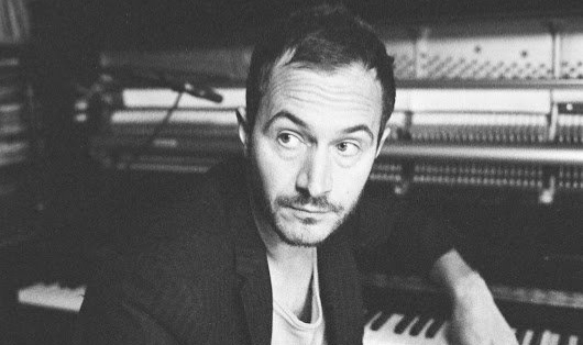 Tom Smith’ten yeni şarkı: Broken Time ilk solo albümün habercisi