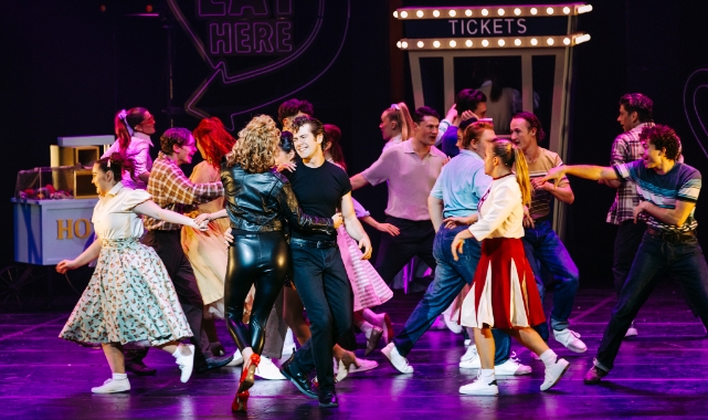 1950’lerin Rydell High atmosferi sahnede: Grease Müzikali 8 gösteriyle İstanbul’da