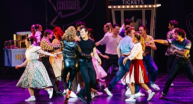 1950’lerin Rydell High atmosferi sahnede: Grease Müzikali 8 gösteriyle İstanbul’da
