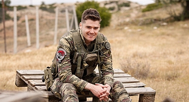 Oyuncu Ali Tarık Fındık'ın ilk romanı Hiç'in Piç'i raflarda 