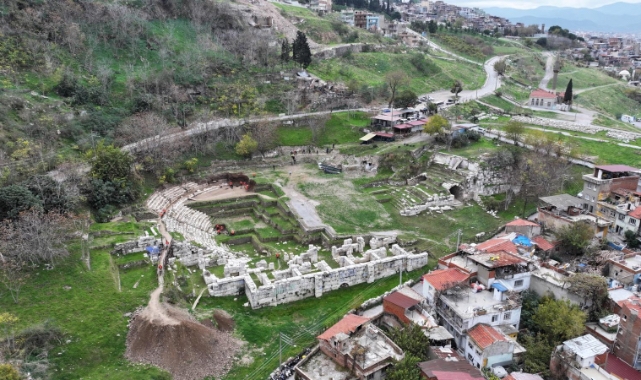 Smyrna Tiyatrosu gün yüzüne çıkıyor 