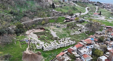 Smyrna Tiyatrosu gün yüzüne çıkıyor 