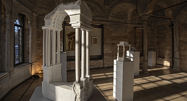 Taş konuşuyor: Tansu Kırcı’dan bellek ve kimlik üzerine sessiz bir sergi