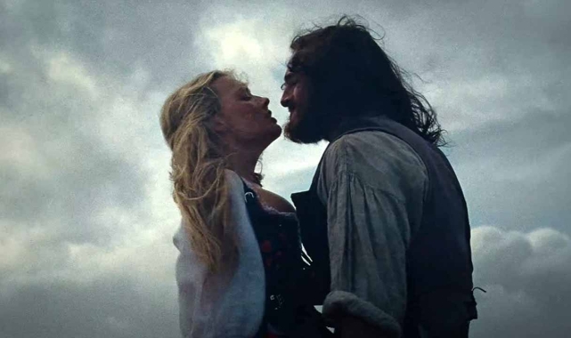 Margot Robbie’den çılgın ev partili ön gösterim: Uğultulu Tepeler vizyona girmeden olay oldu