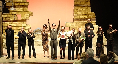 Bakırköy Belediye Tiyatroları kurumsal kimliğini yeniledi, Ay Tedirginliği gala gecesiyle sahneye taşındı