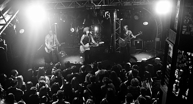 Batu Akdeniz Ankara’da sahnedeydi: Yeni teklisini ilk kez canlı seslendirdi