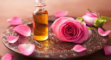Gül Yağı İle Nemsiz Ciltler Nasıl Canlandırılır ve Kırışıklıklar Nasıl Hafifletilir?