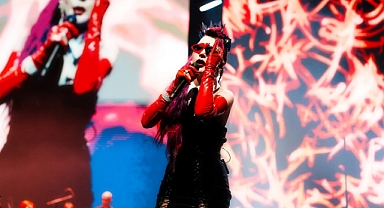 Hande Yener’den Sezen Aksu gecesi