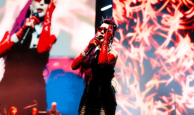 Hande Yener’den Sezen Aksu gecesi