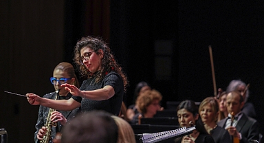 İDSO konserinde 6 Şubat pepremleri anıldı: Nil Venditti ve Jess Gillam aynı sahnedeydi