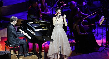 Şevval Sam hem söyledi hem yönetti