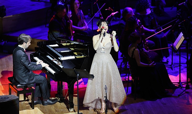 Şevval Sam hem söyledi hem yönetti