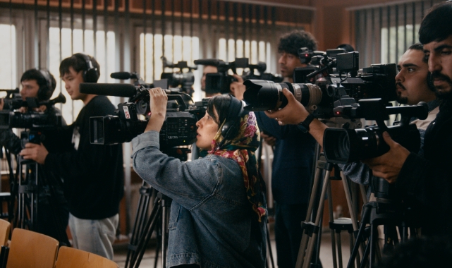Taliban'nın baskısı altında bir kadın kameramanın direnişi: No Good Men