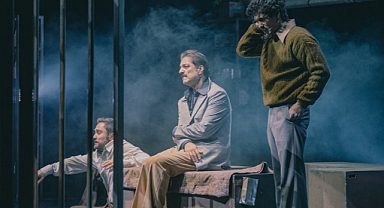 Tarık Akan’ın 12 Eylül hikayesi sahnede hayat buluyor: Anne Kafamda Bit Var