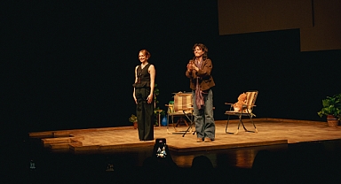 Tülin Özen ve Nilperi Şahinkaya başrolde: Ballı Süt prömiyer yaptı