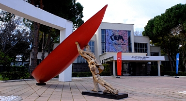 Paris'te kalıcı eseri bulunan Cem Sağbil, Dünya Hâlâ Çiçek Açıyor sergisiyle İzmir'de