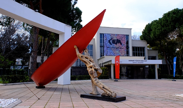 Paris'te kalıcı eseri bulunan Cem Sağbil, Dünya Hâlâ Çiçek Açıyor sergisiyle İzmir'de