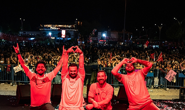 Pera’dan Kalk Ayağa Türkiye’m marşı