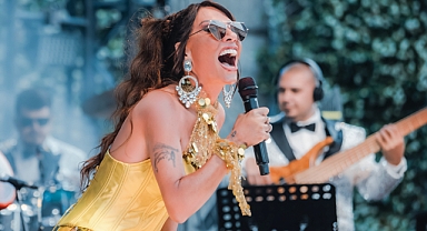 Işın Karaca Cuma İş Çıkışı konserlerinde sahne aldı