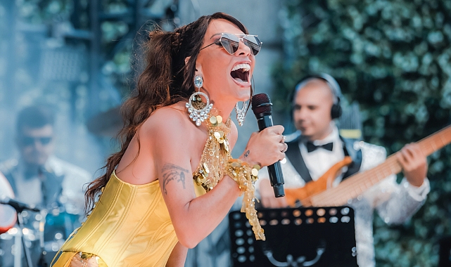 Işın Karaca Cuma İş Çıkışı konserlerinde sahne aldı