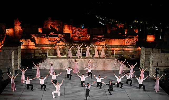 Efes Opera ve Bale Festivali'nde Zorba balesi büyük ilgi gördü