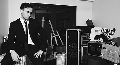 Üç yeni şarkı, üç performans klibi: Mert Demir'in yeni EP'si yayında