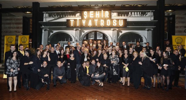 Şehir tiyatroları sezonu 87 ödülle kapattı