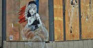 Banksy'den göçmenlere biber gazına eleştiri