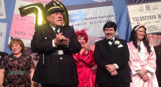 Zihni Göktay 70. yaşını sahnede kutladı