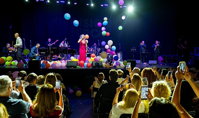 Pink Martini ile uçan halıda seyahat