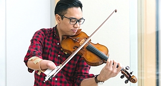 Sağ eli olmayan Adrian Anantawan'dan efsane keman performansı