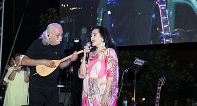 Cahit Berkay Selvi Boylum Al Yazmalım'ı çaldı, Türkan Şoray eşlik etti
