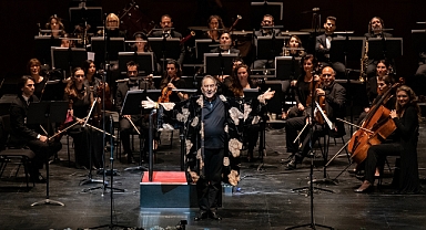 Ali Poyrazoğlu Desiderata'da İstanbul Devlet Opera ve Balesi Orkestrası'nı yönetti