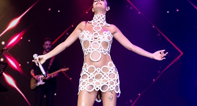 Simge'den Harbiye'de 4,5 metrelik dev kostüm